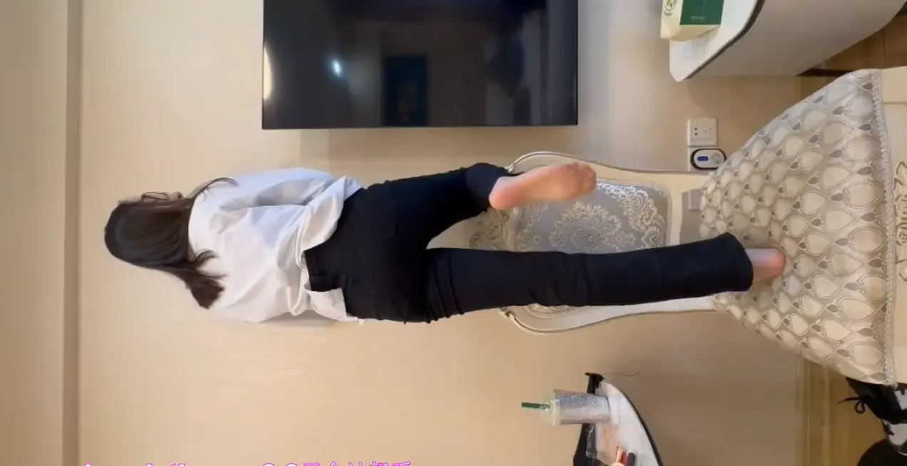 (稀有资源)超重度抽打女生脚心-一千多下 (稀有资源)超重度抽打女生脚心-一千多下