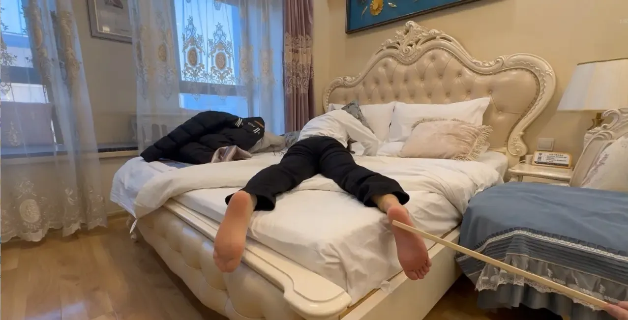 (稀有资源)超重度抽打女生脚心-一千多下 (稀有资源)超重度抽打女生脚心-一千多下