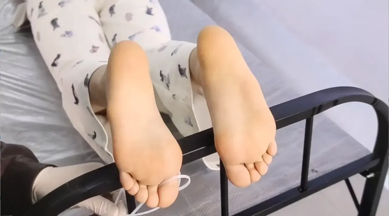 打女孩左脚 打女孩左脚