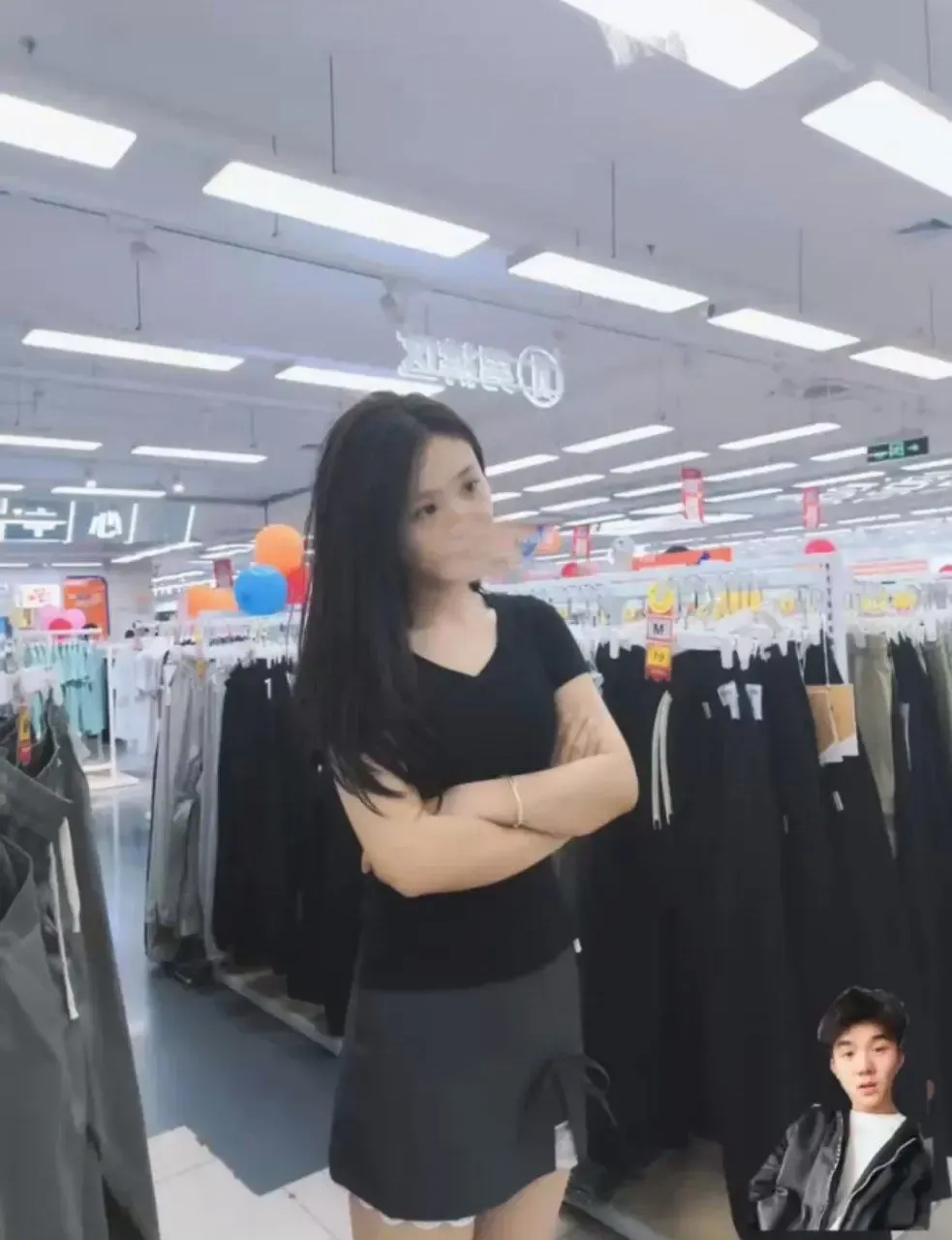 男朋友在后面也不影响拍脚 男朋友在后面也不影响拍脚