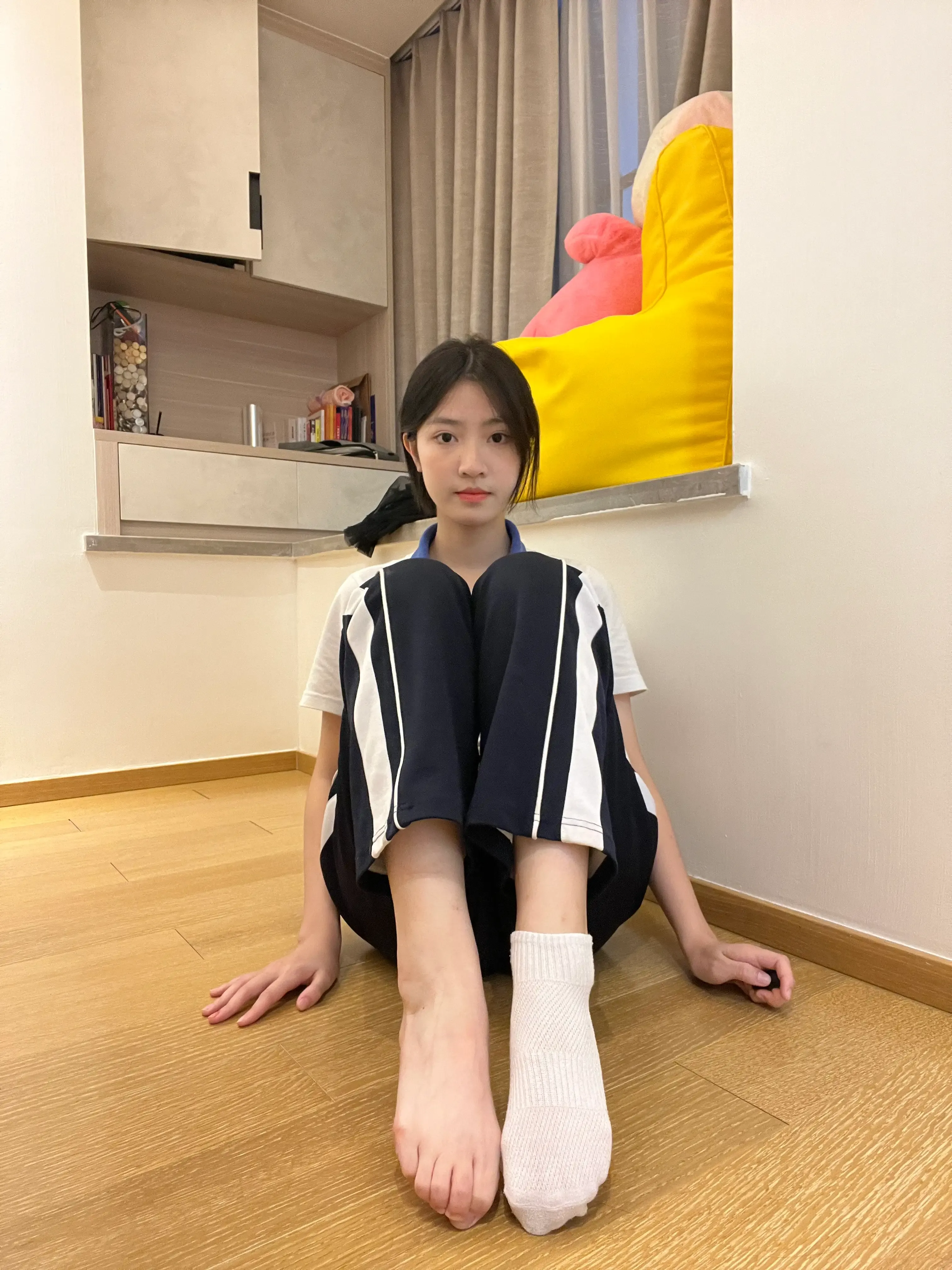 大二学妹脚脸同框 大二学妹脚脸同框