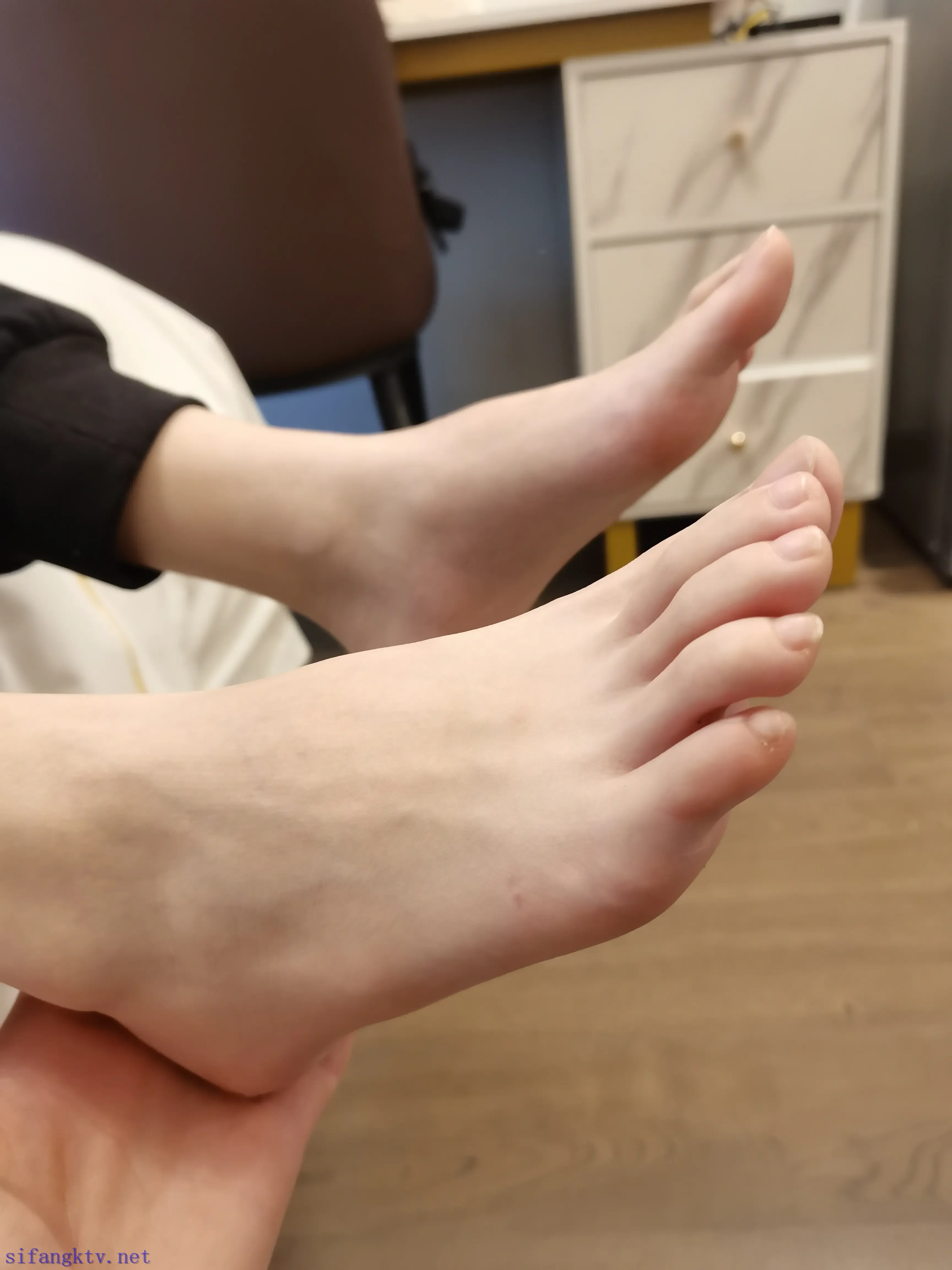 线下玩干净白嫩的萝莉嫩脚 线下玩干净白嫩的萝莉嫩脚