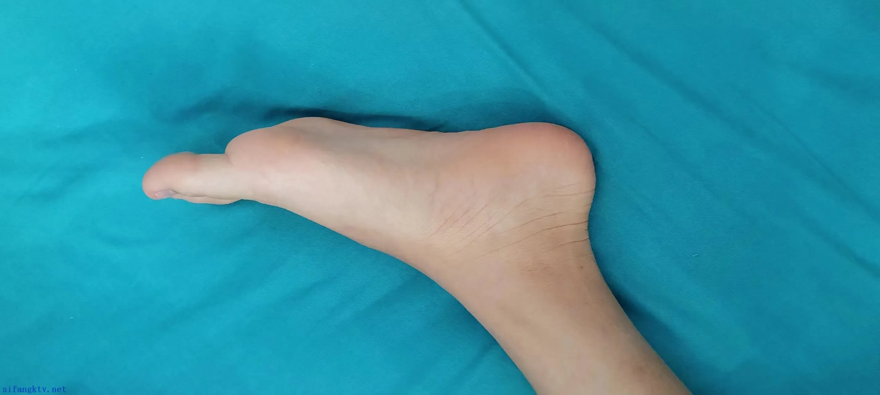 微胖女高的39码肉脚 微胖女高的39码肉脚