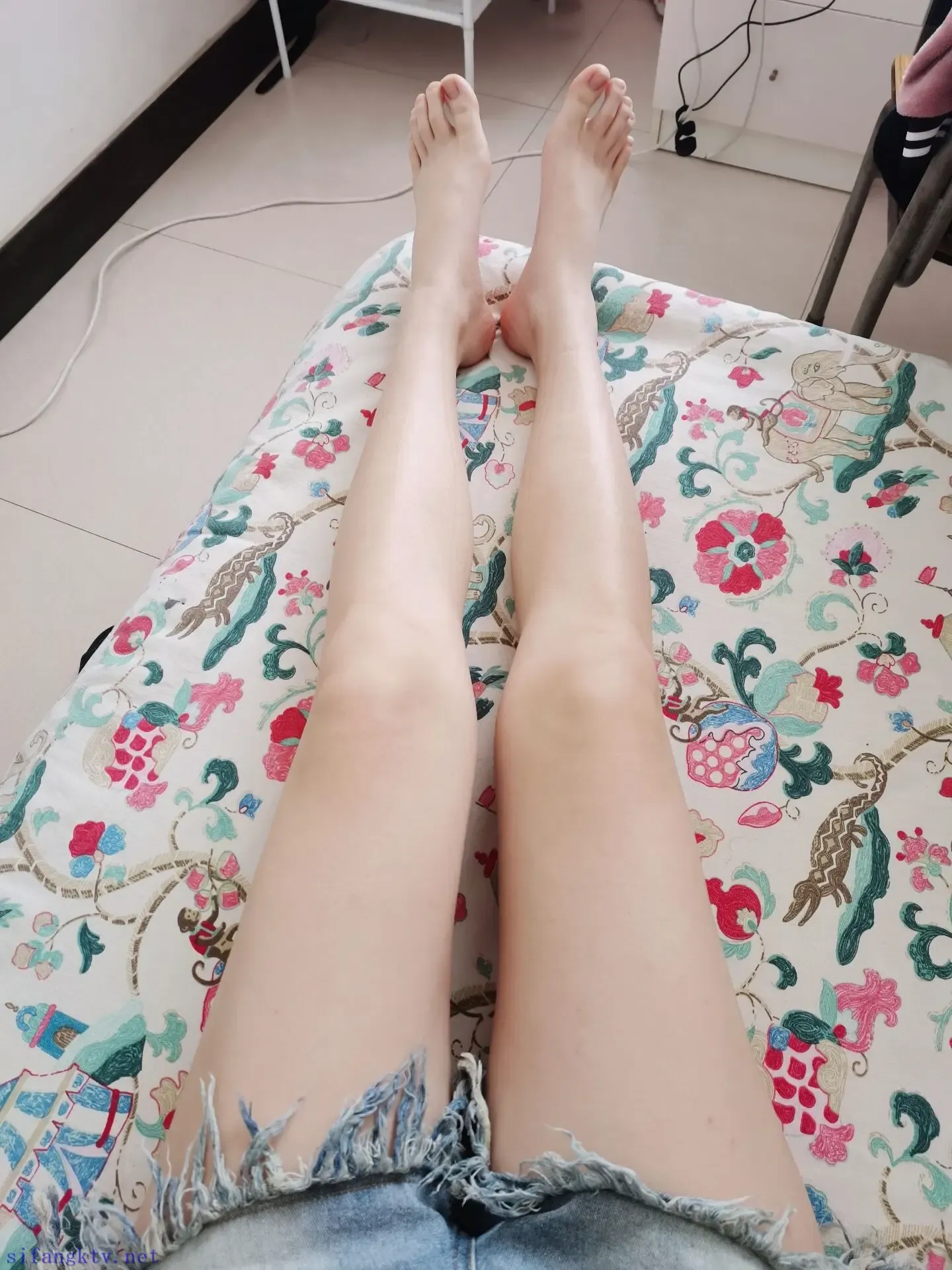 185美女展示超白逆天长腿和42码大脚 185美女展示超白逆天长腿和42码大脚