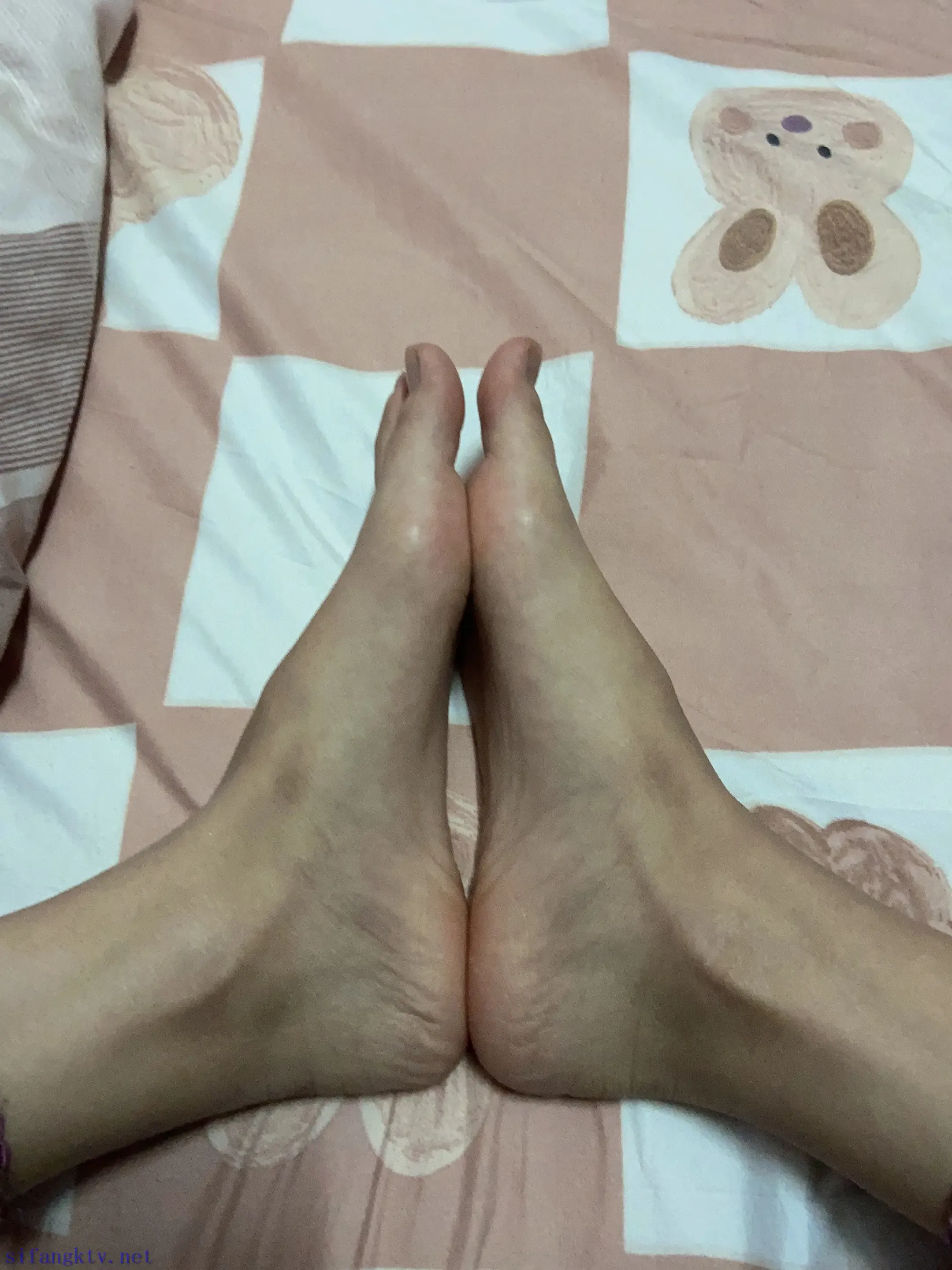 身材纤细美女的修长美脚 身材纤细美女的修长美脚