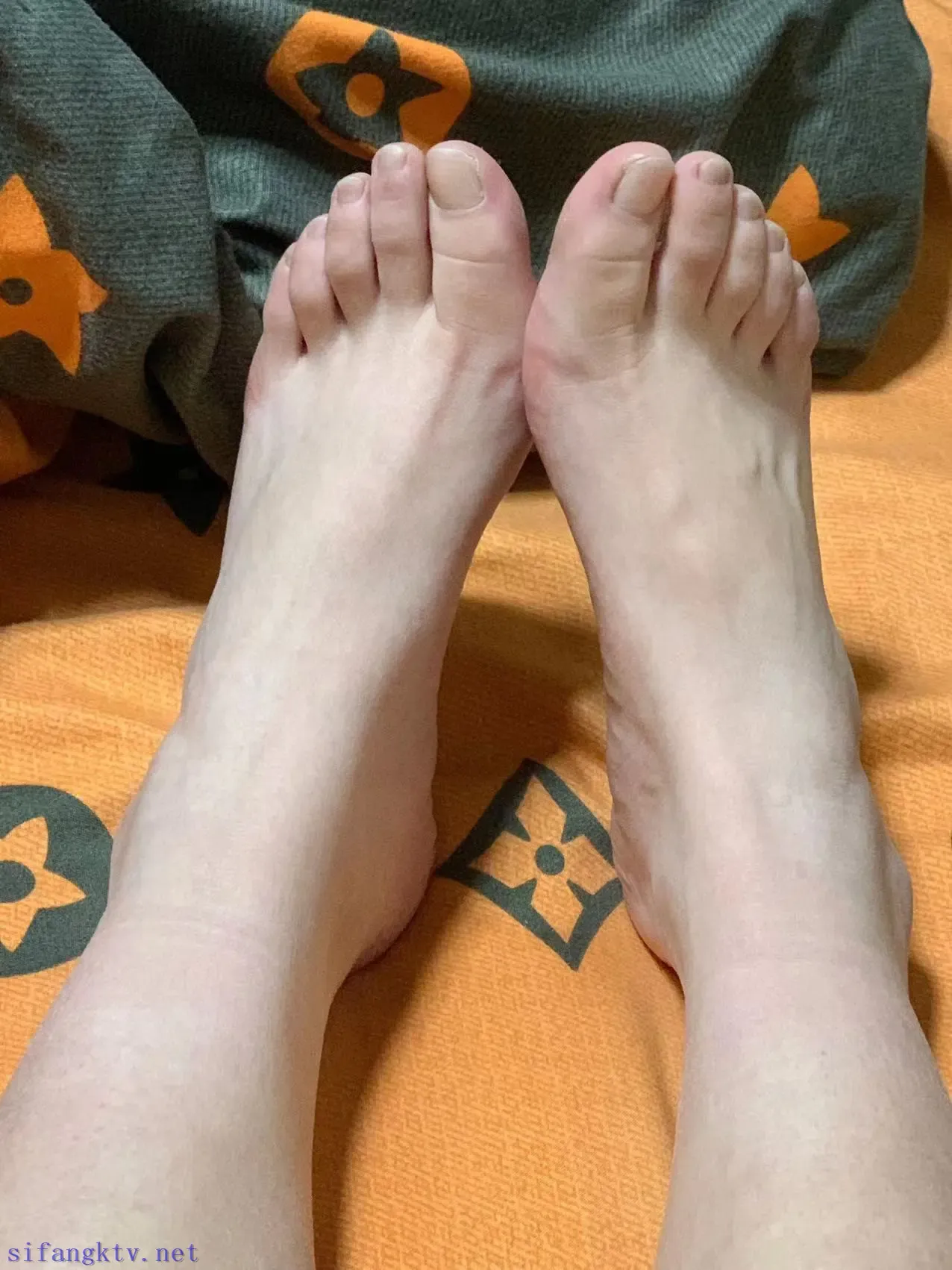 圆脸女高中生的可爱脚脚 圆脸女高中生的可爱脚脚