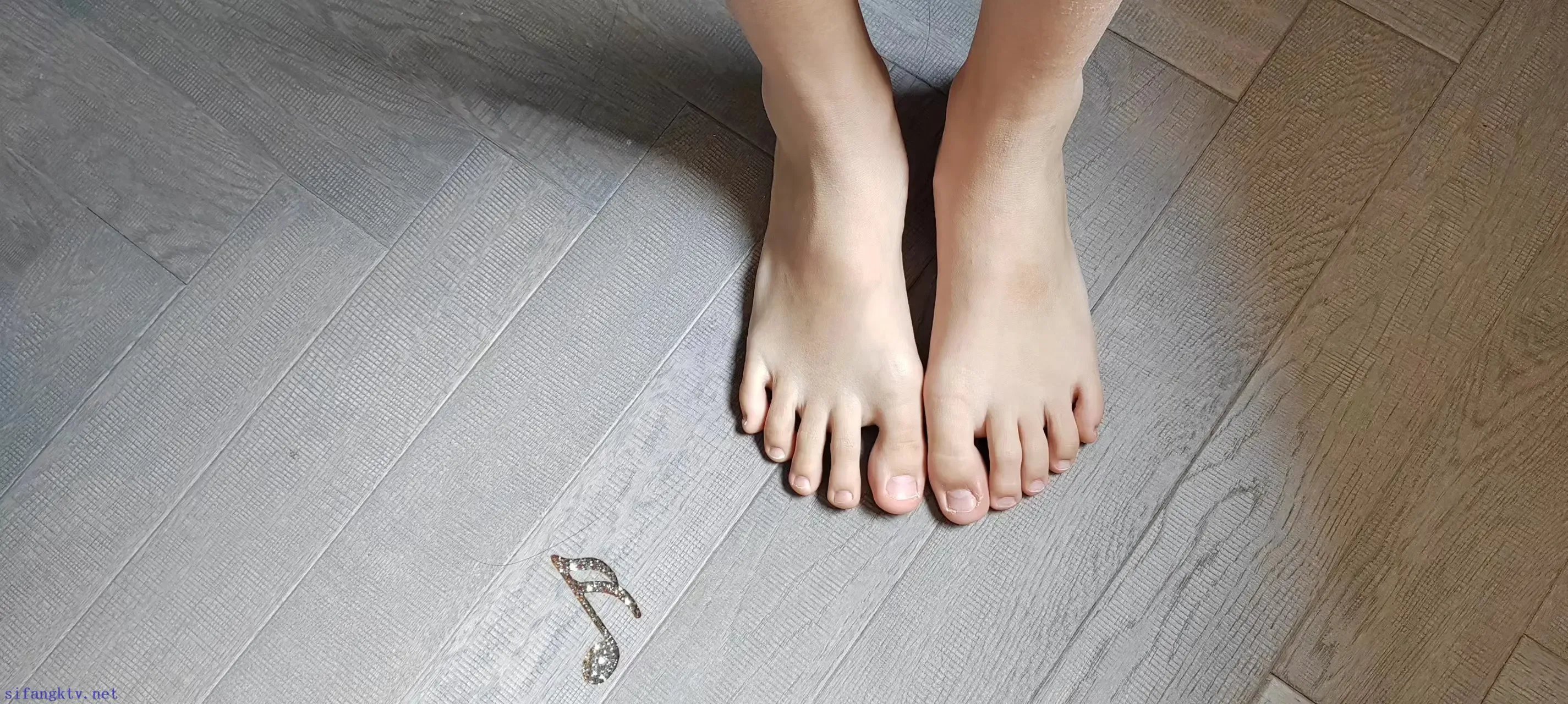 微胖女高的39码肉脚 微胖女高的39码肉脚