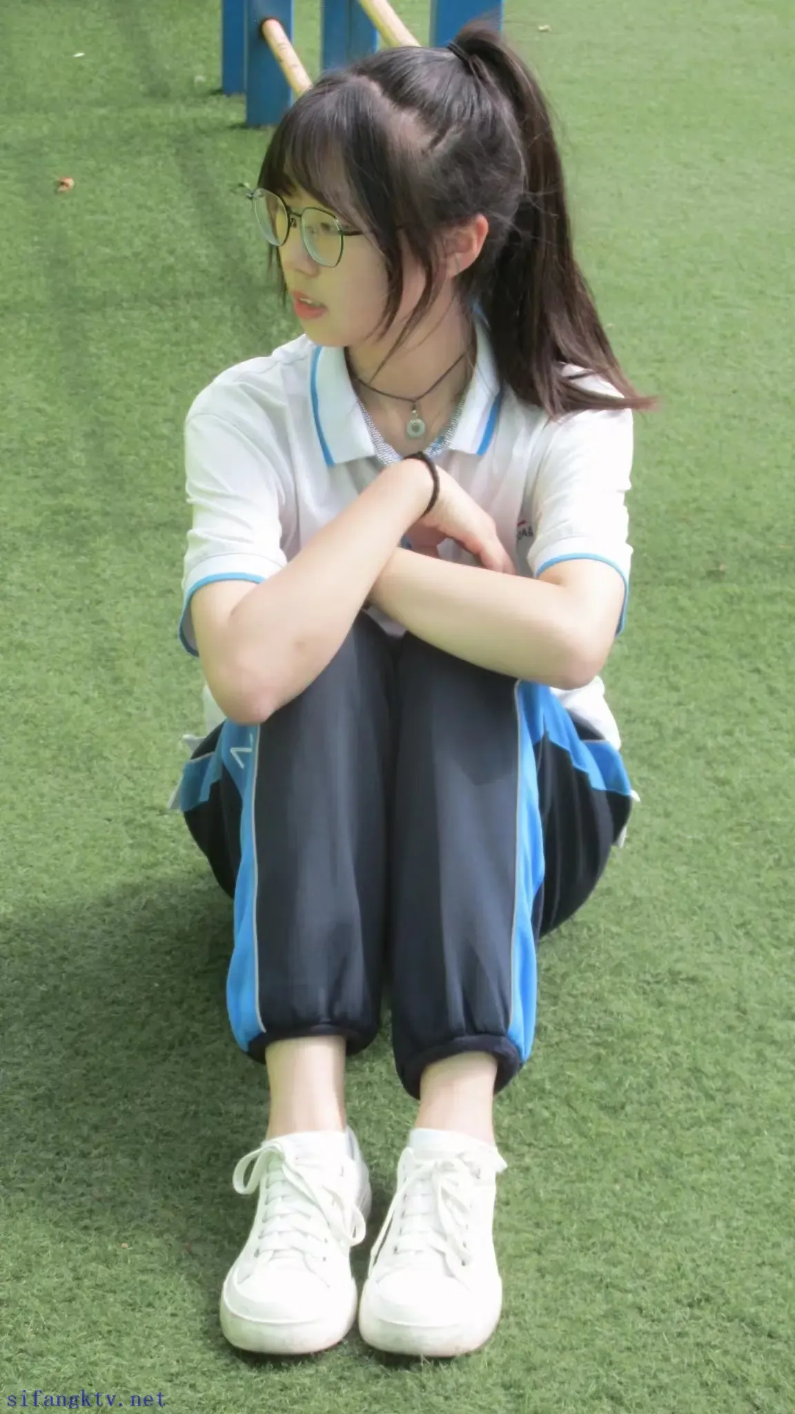 圆脸女高中生的可爱脚脚 圆脸女高中生的可爱脚脚