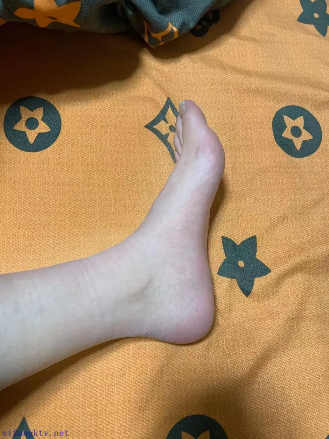 圆脸女高中生的可爱脚脚 圆脸女高中生的可爱脚脚