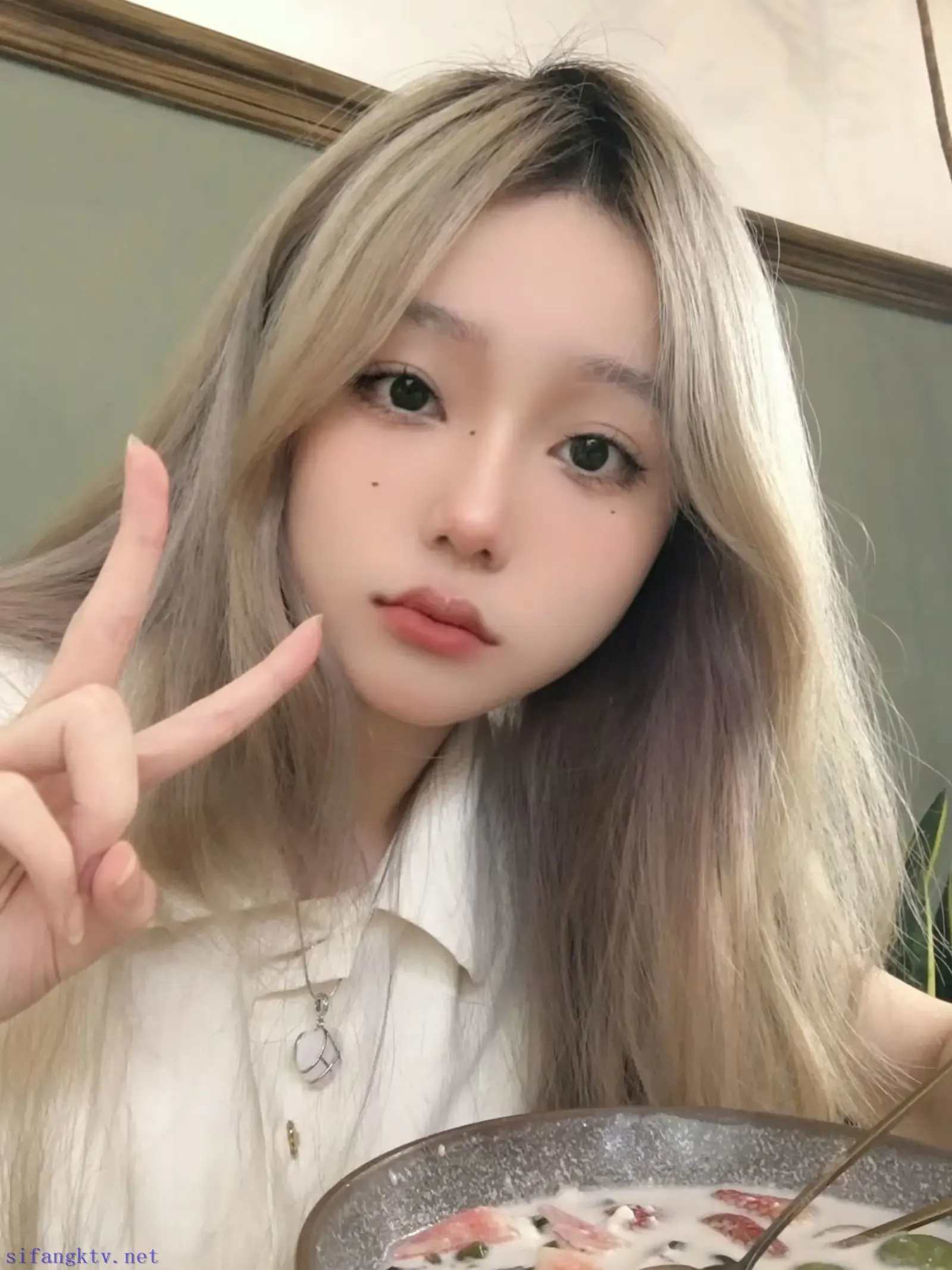 娃娃脸女高红润细嫩的脚 娃娃脸女高红润细嫩的脚