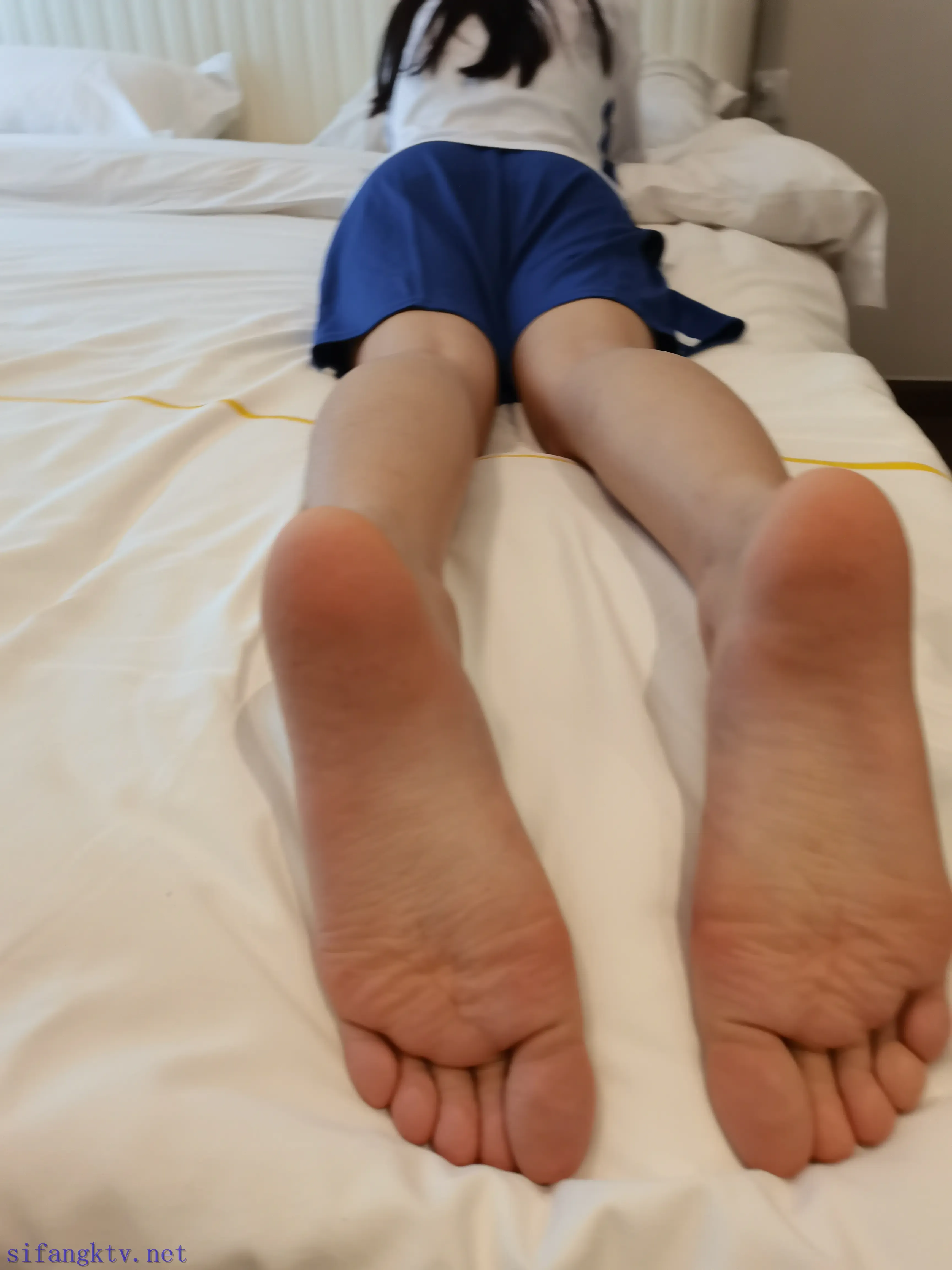 玩深圳校服妹妹的修长美脚 玩深圳校服妹妹的修长美脚