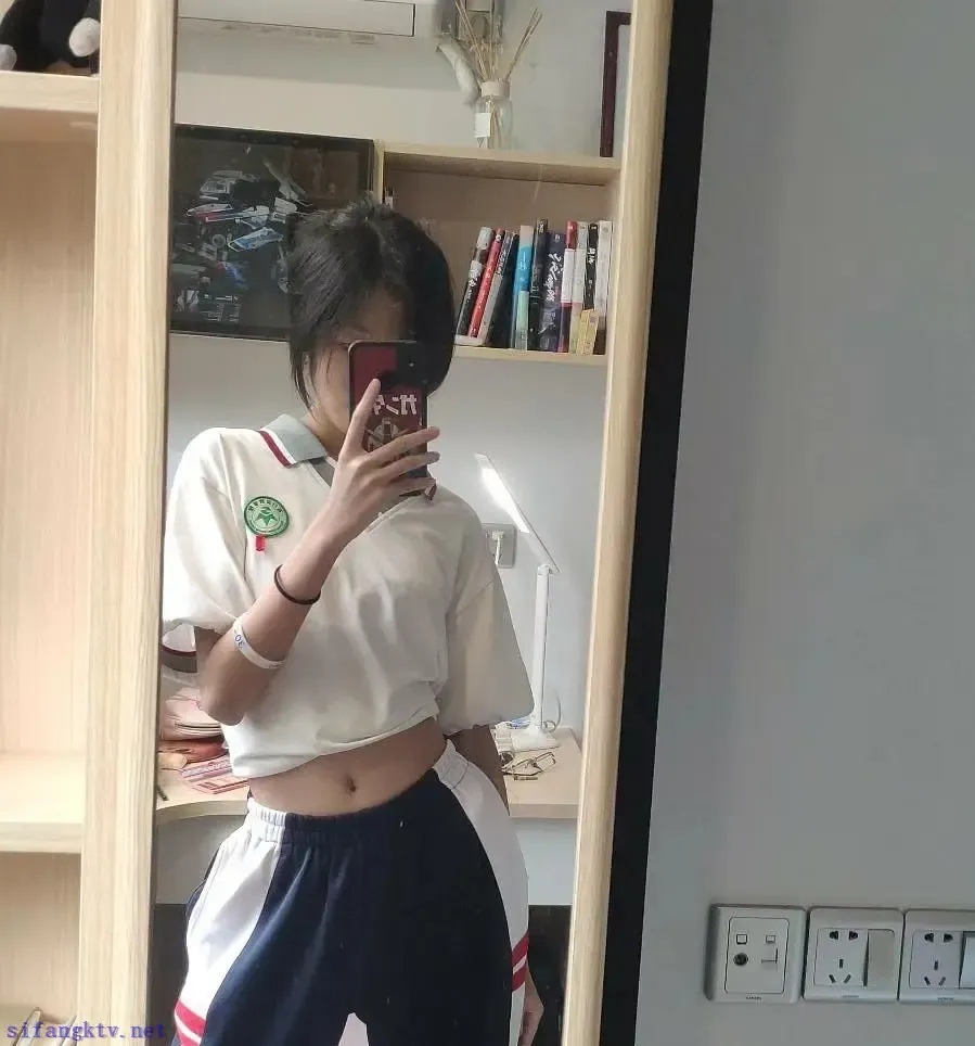 微胖女高的39码肉脚 微胖女高的39码肉脚