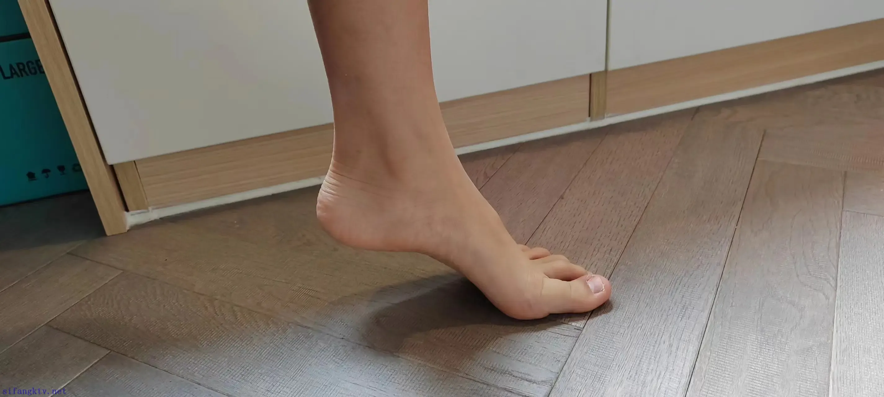 微胖女高的39码肉脚 微胖女高的39码肉脚