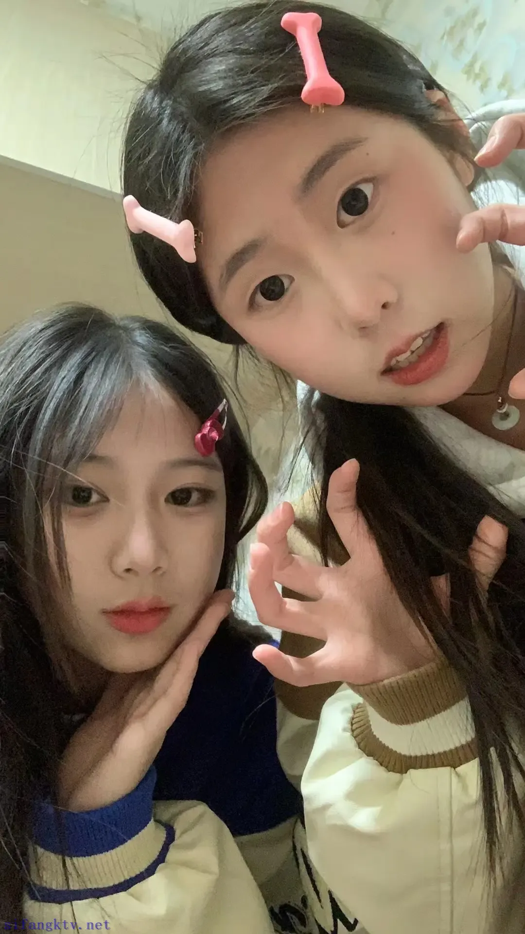 圆脸女高中生的可爱脚脚 圆脸女高中生的可爱脚脚