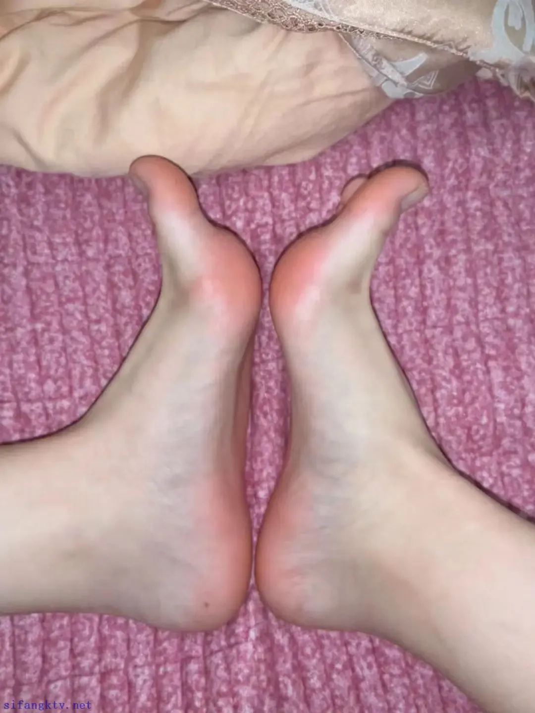 女高中生的红润脚底 女高中生的红润脚底