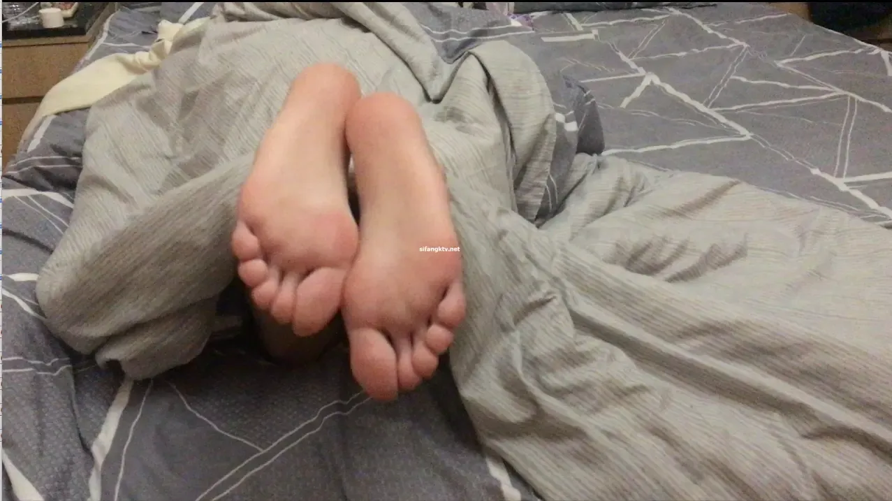 娃娃脸女高红润细嫩的脚 娃娃脸女高红润细嫩的脚