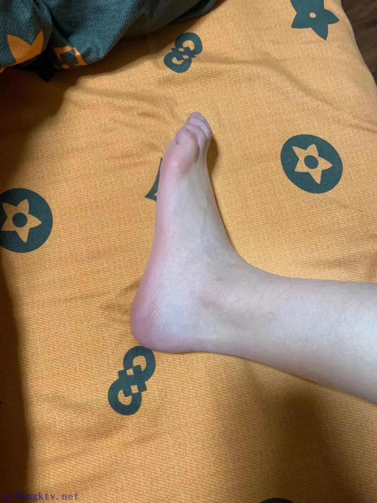 圆脸女高中生的可爱脚脚 圆脸女高中生的可爱脚脚
