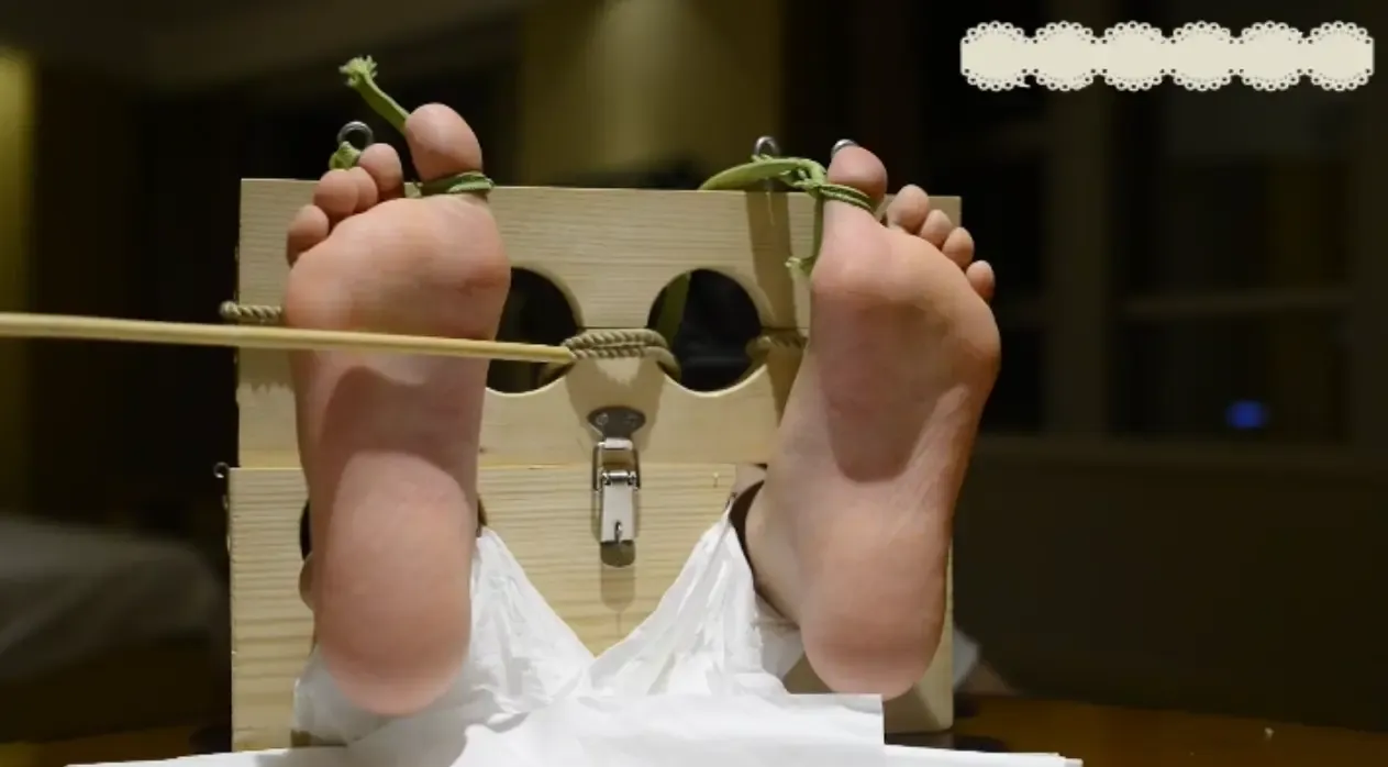 打美女脚心 打美女脚心