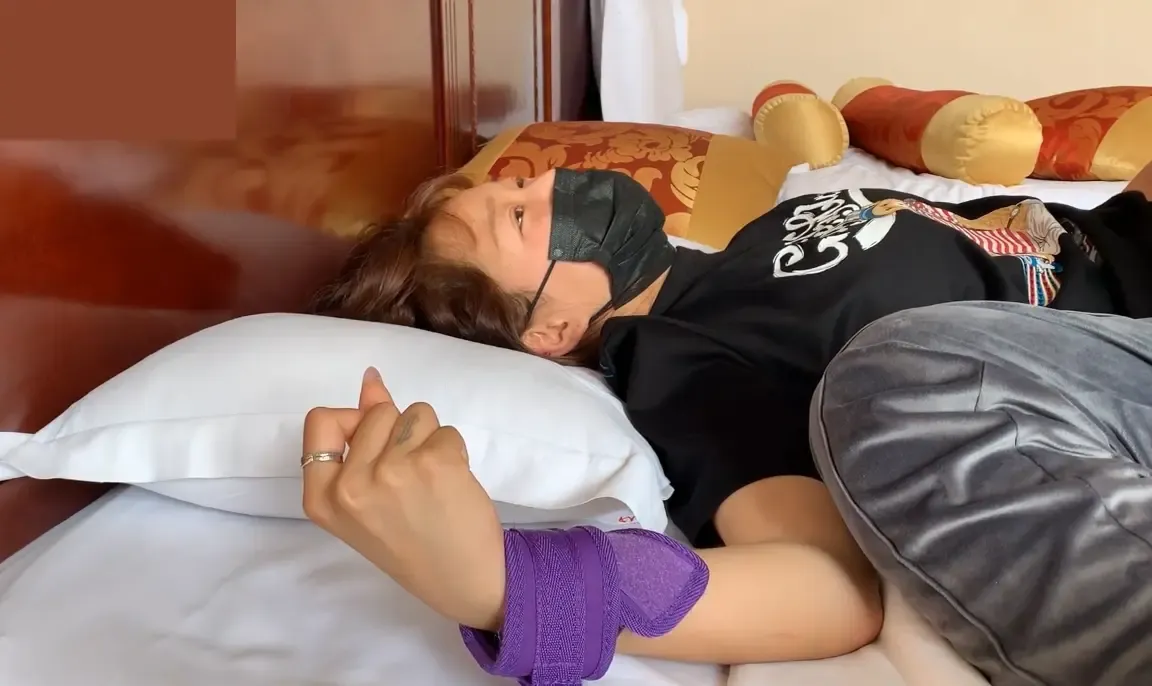 CUT然然灰棉袜脚丫子体验梳子挠痒tk CUT然然灰棉袜脚丫子体验梳子挠痒tk