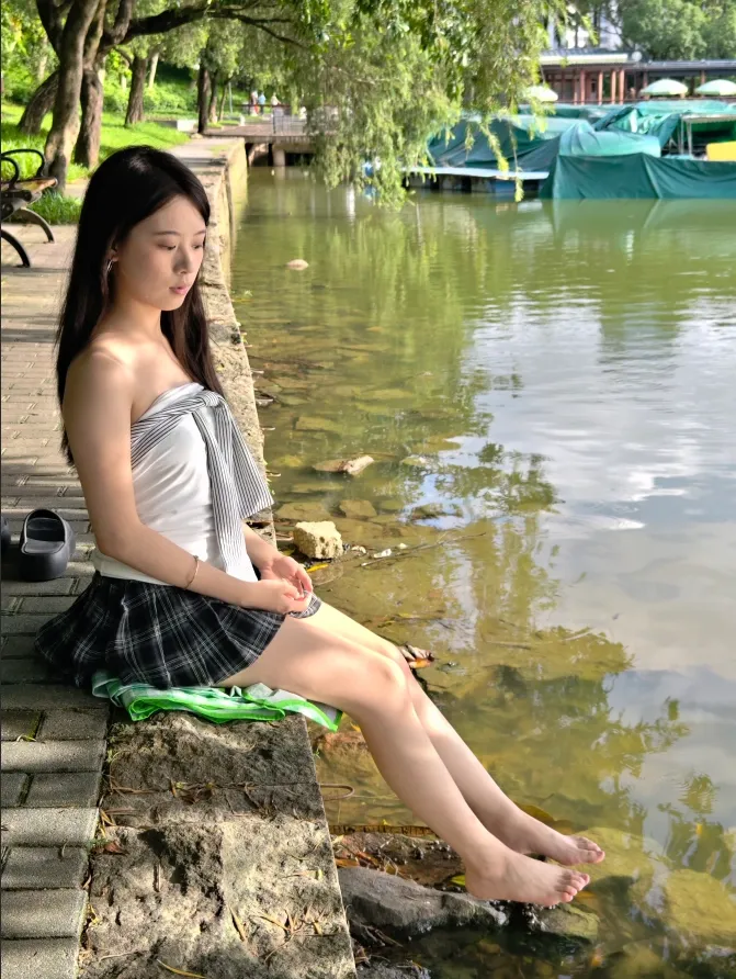个人摄影-06年高颜值小妹美脚写真 个人摄影-06年高颜值小妹美脚写真