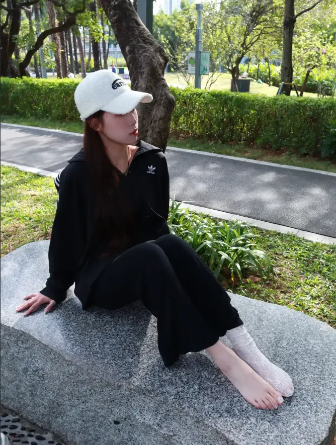 个人摄影-黑衣少女草地拍摄美足 个人摄影-黑衣少女草地拍摄美足