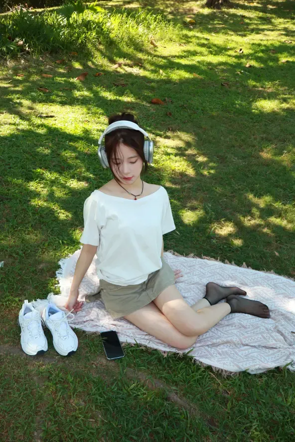 个人摄影-1017高颜值清纯女大拍摄黑丝白袜裸足美脚 个人摄影-1017高颜值清纯女大拍摄黑丝白袜裸足美脚