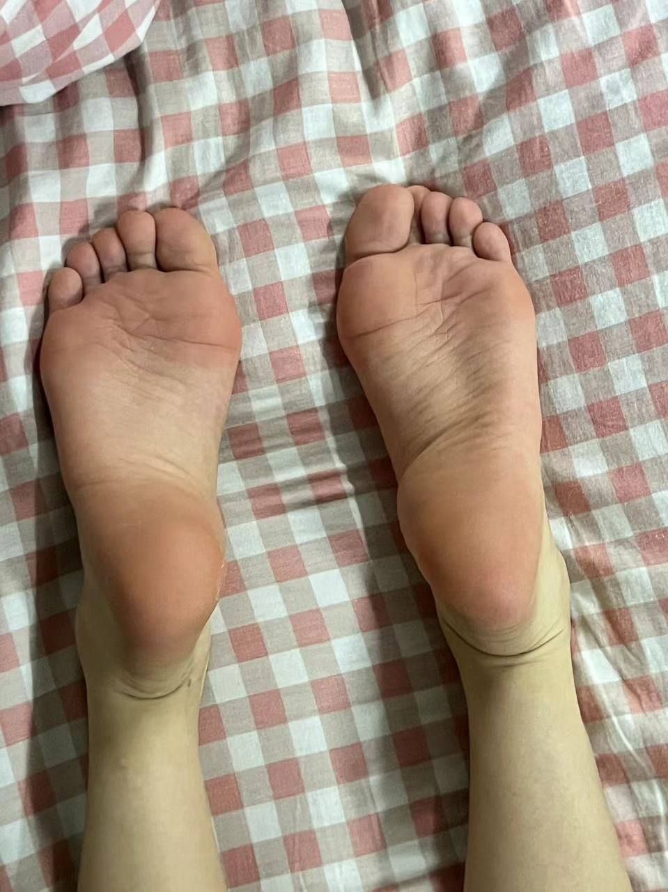 ccp-清纯舞蹈生秀足 脚底板上的褶皱是对她训练痕迹的证明 ccp-清纯舞蹈生秀足 脚底板上的褶皱是对她训练痕迹的证明