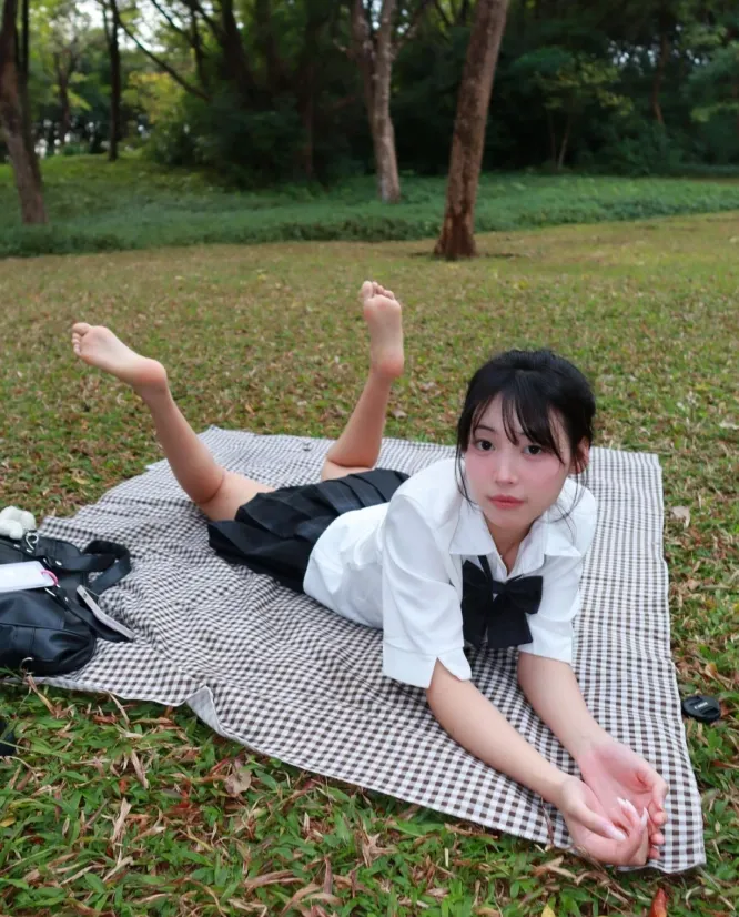 个人摄影-jk白袜可爱女大拍摄美脚 个人摄影-jk白袜可爱女大拍摄美脚