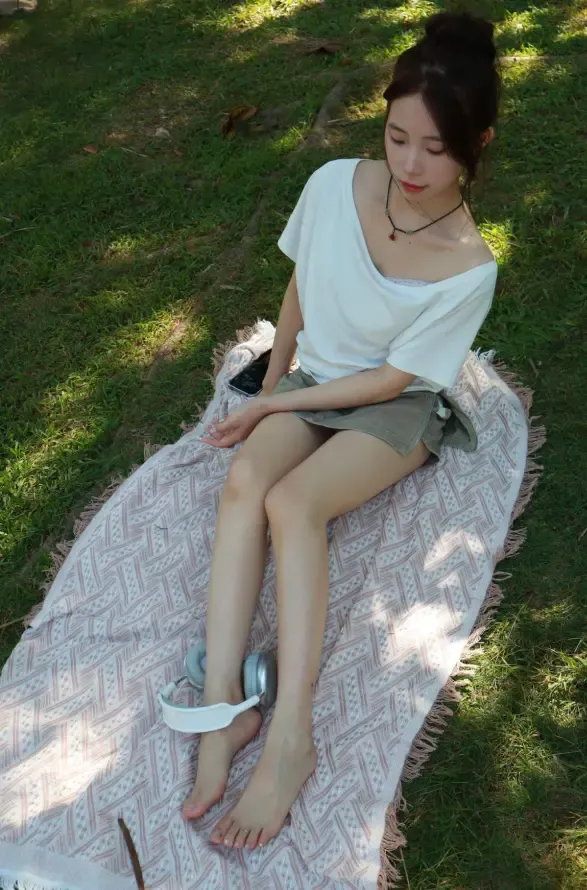 个人摄影-1017高颜值清纯女大拍摄黑丝白袜裸足美脚 个人摄影-1017高颜值清纯女大拍摄黑丝白袜裸足美脚