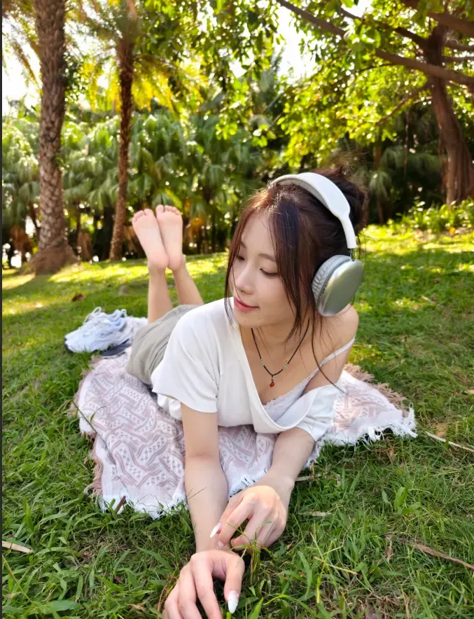 个人摄影-1017高颜值清纯女大拍摄黑丝白袜裸足美脚 个人摄影-1017高颜值清纯女大拍摄黑丝白袜裸足美脚