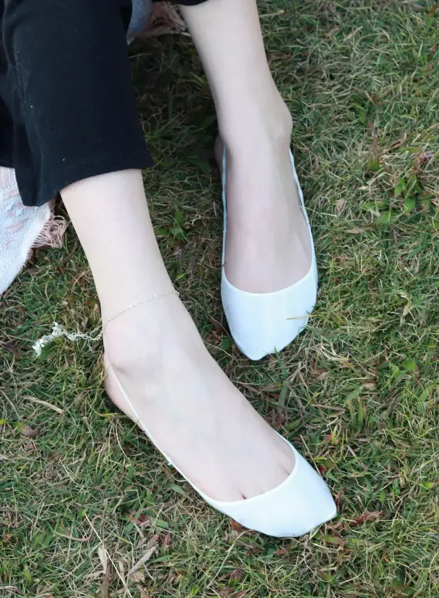 个人摄影-黑衣少女草地拍摄美足 个人摄影-黑衣少女草地拍摄美足