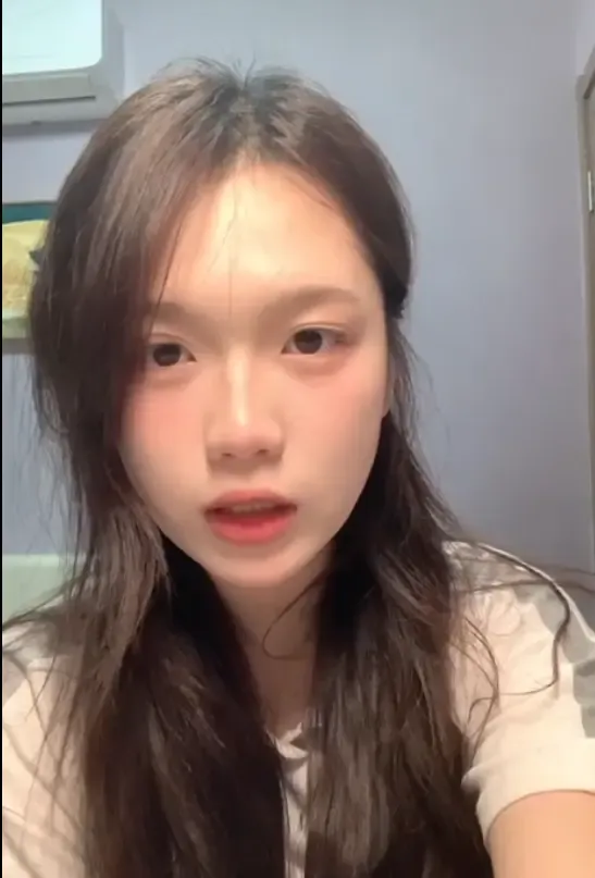 ccp-长相极其清纯的的妹子 脚底板白嫩无比 ccp-长相极其清纯的的妹子 脚底板白嫩无比
