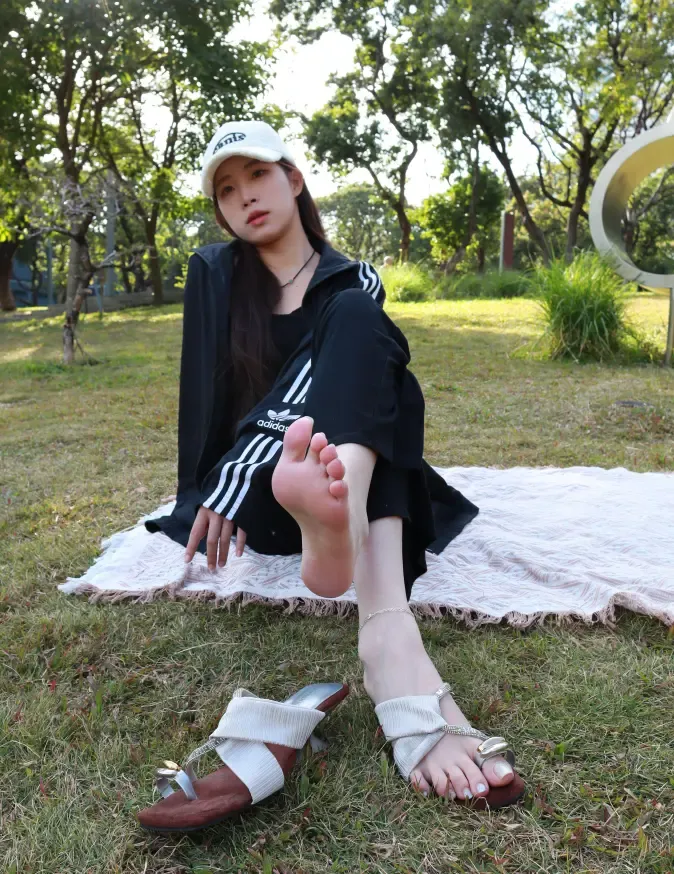 个人摄影-黑衣少女草地拍摄美足 个人摄影-黑衣少女草地拍摄美足