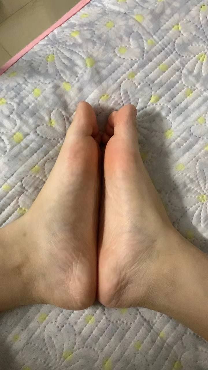 ccp-清纯眼镜妹秀足 清纯的外表下透露的是反差 ccp-清纯眼镜妹秀足 清纯的外表下透露的是反差