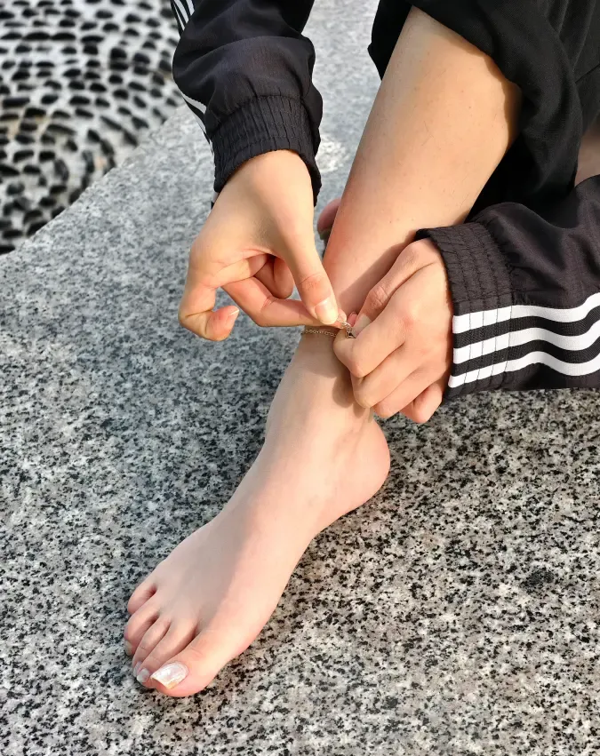 个人摄影-黑衣少女草地拍摄美足 个人摄影-黑衣少女草地拍摄美足