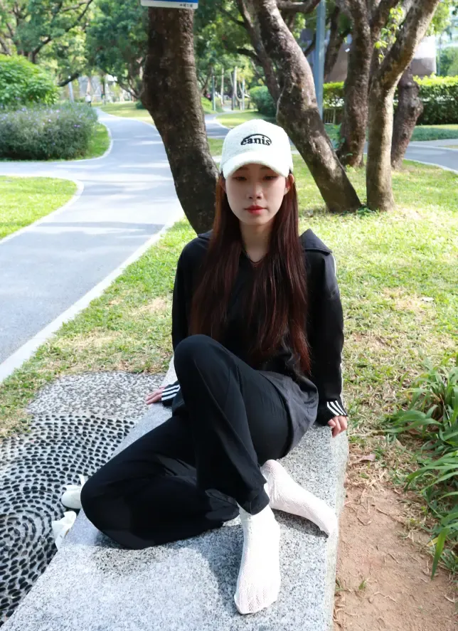 个人摄影-黑衣少女草地拍摄美足 个人摄影-黑衣少女草地拍摄美足