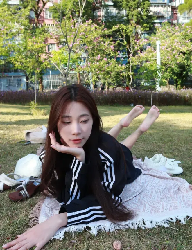 个人摄影-黑衣少女草地拍摄美足 个人摄影-黑衣少女草地拍摄美足