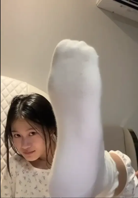 ccp-袜子都发黄 而且竟然是男朋友帮忙拍的 ccp-袜子都发黄 而且竟然是男朋友帮忙拍的