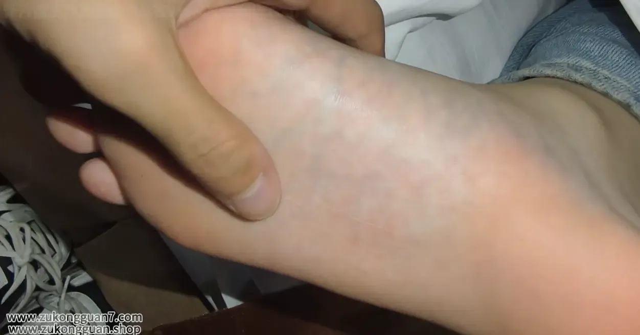 【真实熟睡】夜不归宿的双胞胎妹妹,深夜睡熟被老哥tian脚 【真实熟睡】夜不归宿的双胞胎妹妹,深夜睡熟被老哥tian脚