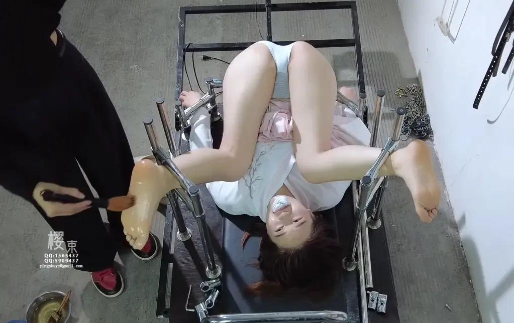 樱束原创-十号人体试药》今天由第十号试验者进行新研制的痒痒油试验并记录 樱束原创-十号人体试药》今天由第十号试验者进行新研制的痒痒油试验并记录