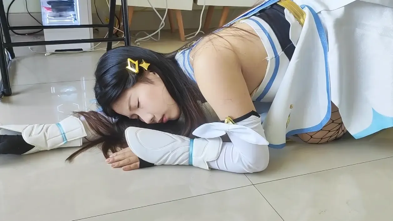 cos萤被放到催眠玩脚 cos萤被放到催眠玩脚