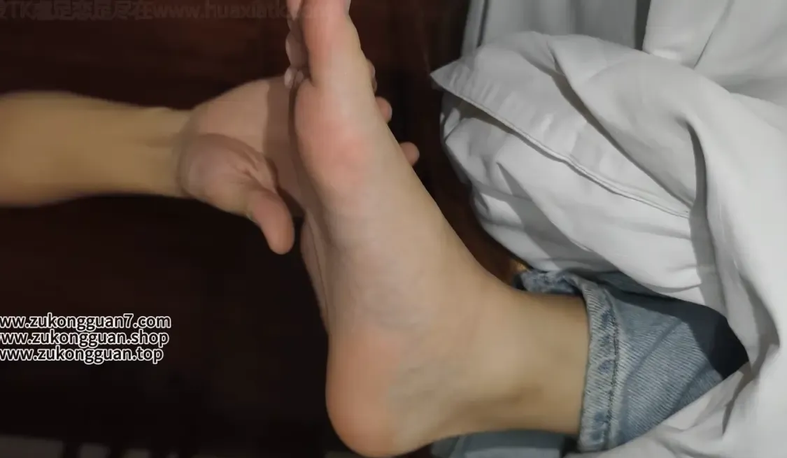 【真实熟睡】夜不归宿的双胞胎妹妹,深夜睡熟被老哥tian脚 【真实熟睡】夜不归宿的双胞胎妹妹,深夜睡熟被老哥tian脚