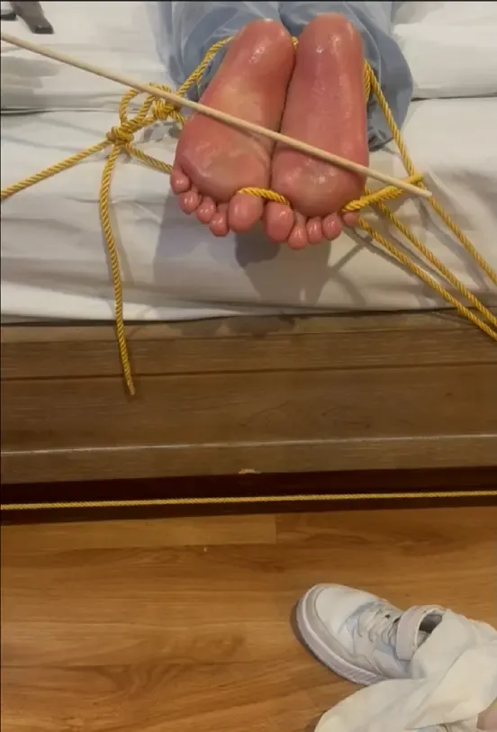 抽打美脚 抽打美脚