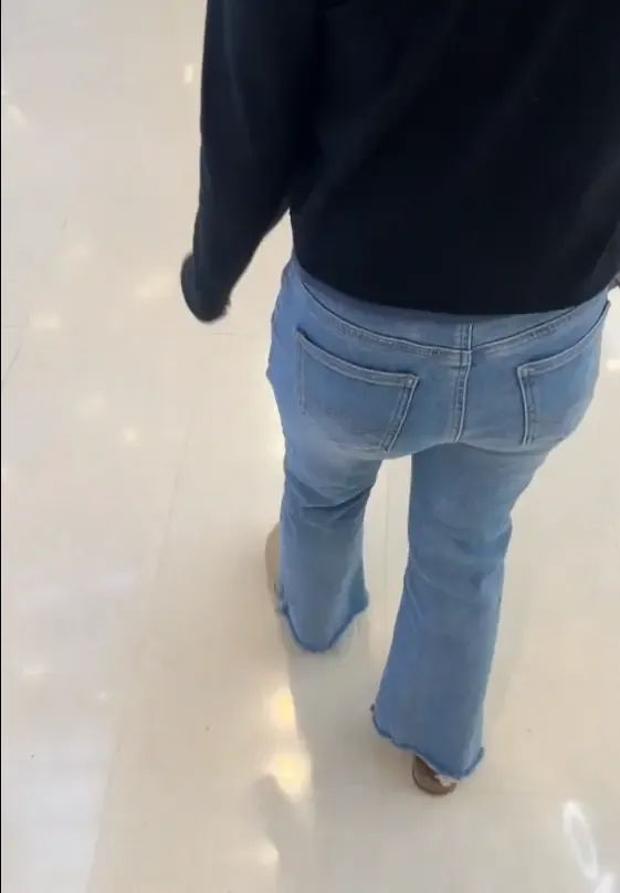 歌手女孩踩图钉走路 歌手女孩踩图钉走路