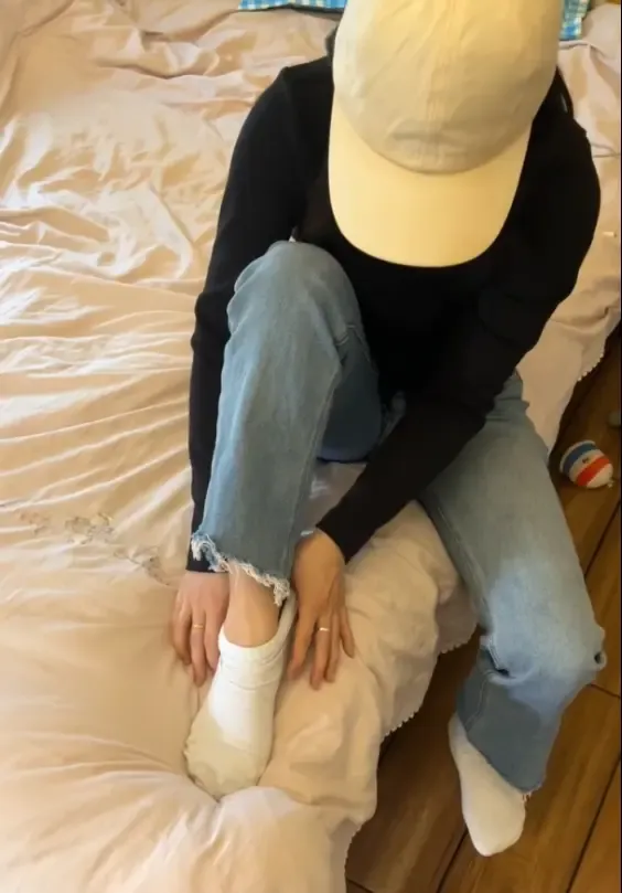 歌手女孩踩图钉走路 歌手女孩踩图钉走路