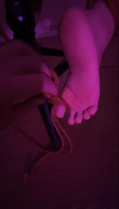 找来朋友女朋友虐脚 找来朋友女朋友虐脚