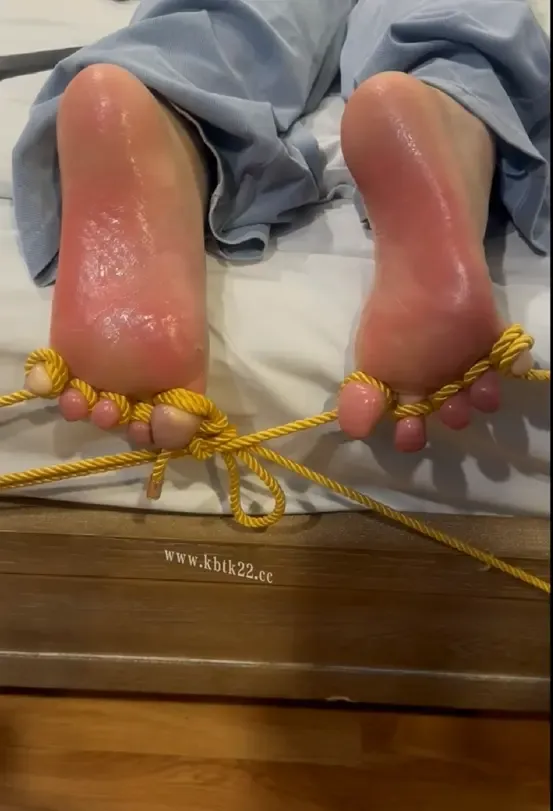 抽打美脚 抽打美脚