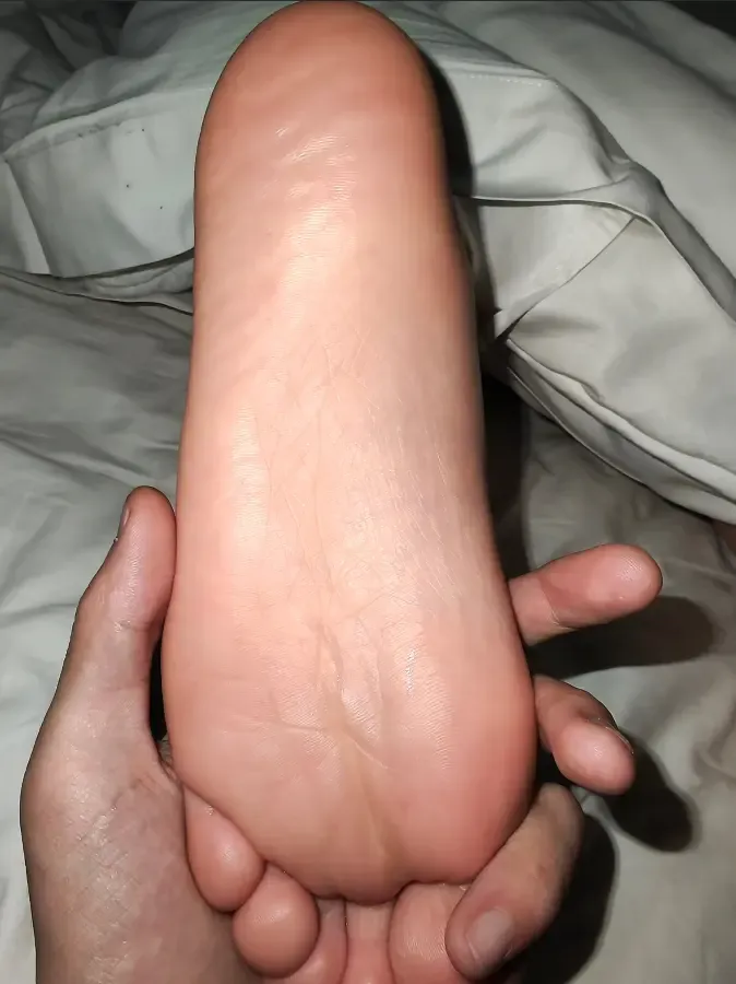 舔大一学妹的睡着美脚 舔大一学妹的睡着美脚