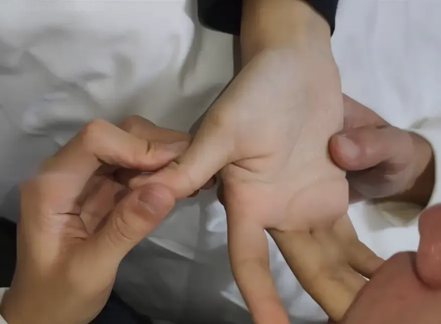 从良的精神小妹被老哥tian嫩脚后不尽兴,还tian手指 从良的精神小妹被老哥tian嫩脚后不尽兴,还tian手指