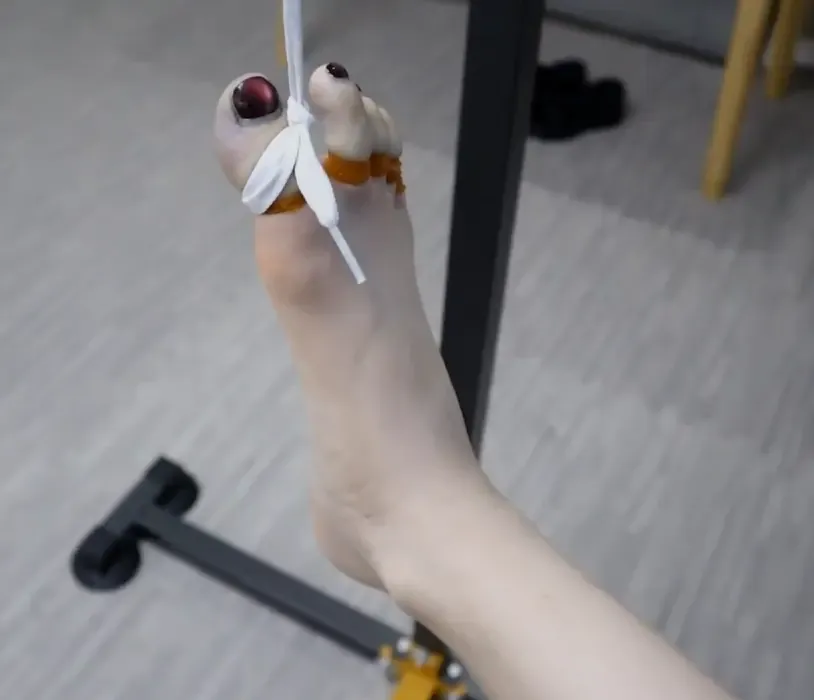 莓莓绑脚趾 莓莓绑脚趾
